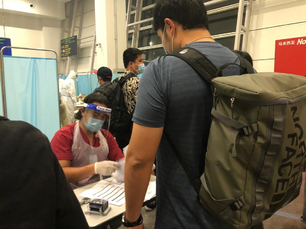 郭子毅（右）在机场接受筛检。