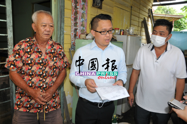 廖启致(左起)在何永铧及朱财宏的陪同下,道出匪徒持刀闯屋的干案过程。