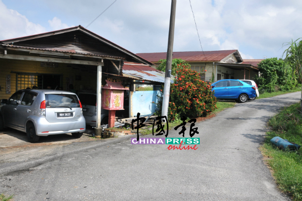 事发住家旁的屋子已空置,四周幽静,没人发现匪徒入屋抢劫。