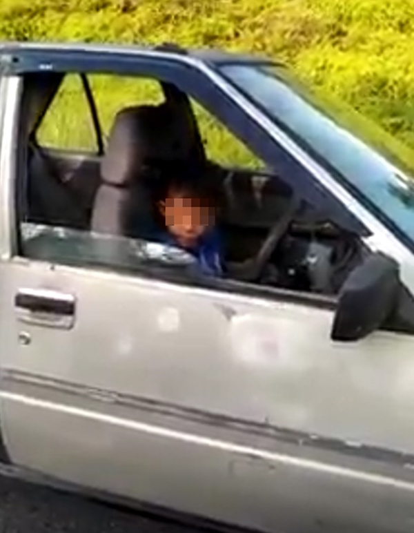 未成年男童开车上路，视频在社交媒体疯传，引起警方追查。