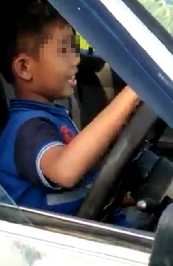 9岁的男童开车时技术纯熟，大胆行径令人咋舌。