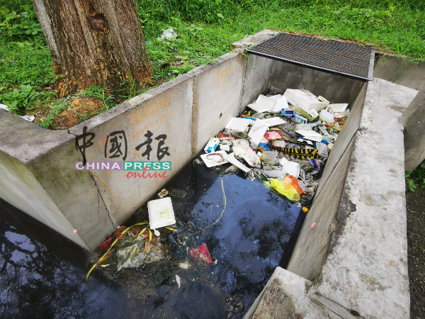 巴登峇朗花园沟渠堵满垃圾，水质发黑。