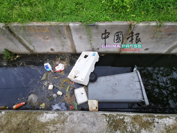 垃圾及垃圾桶齐齐掉入沟渠内，影响排水顺畅度。