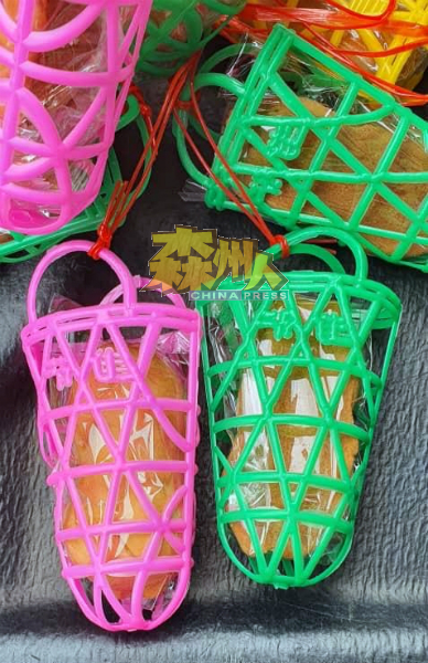 装入笼子的猪仔饼也寓意”猪笼入水”,财源滚滚之意,拉务八里新村村委会借此为村民献上好意头。