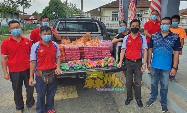 谢琪清(右2)和以李恒华(右2)为首的村委会,为近200户村民送上中秋月饼和猪仔饼。右为李汉强市议员。