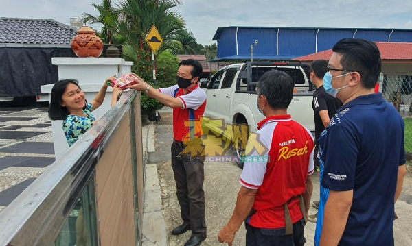 谢琪清(左2)日前连同拉务八里村委会成员,沿户派送中秋礼品给村民。