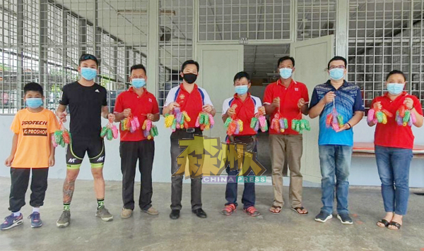 村委会向村民购买200粒猪仔饼,除了推动传统应节美食外,也支持村民从事住家生意,增加收入。