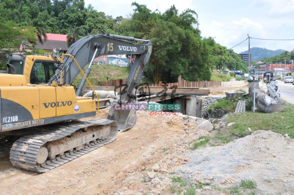 邓普勒路桥提升加宽工程正如火如荼展开。