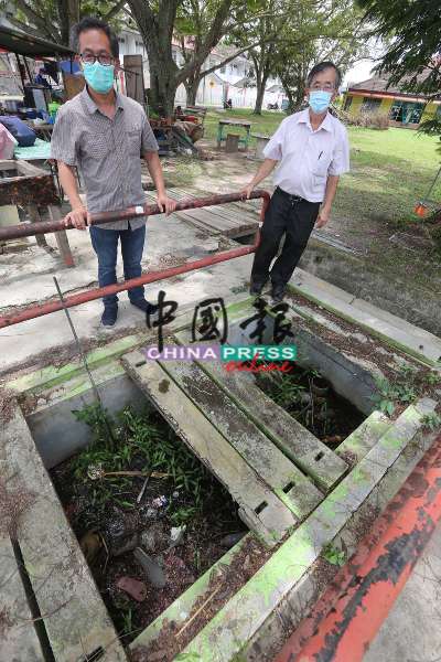 刘志良促请甲州水务公司，清理水阀设备的垃圾及积水。右是陈劲源。