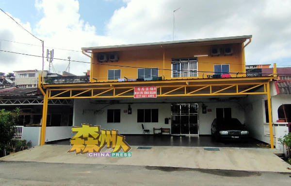 位于中间本来是2间单层排屋的住家被改为民宿后,疑屋身过重,挤破左右邻居的墙壁。