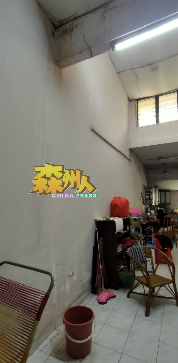 唐亚妹的住家必须全天候准备水桶,盛装下雨时漏进屋的雨水。