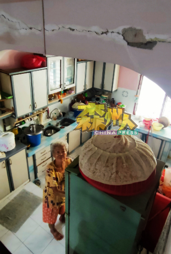 唐亚妹:曾经有一次冰箱顶上的石灰脱落,险打到头部。