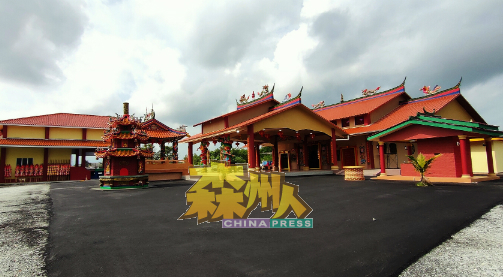 目前建竣的宫庙总共占地1.5英亩,整座宫庙布满祥龙雕刻富丽堂皇,为西天娘娘量身定做一座女帝宫庙。