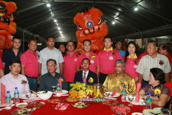 2018年波德申国席补选时,参选的拿督斯里安华(前左2)前来出席正在进行建筑工程的瓜拉芦骨西天娘娘宫44周年纪念晚宴,前左为森州行政议员朱建华、前左3为张亚利,后右4为李祥辉。(档案照)