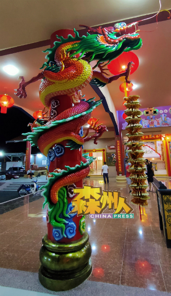 栩栩如生的七彩缤纷祥龙雕刻。