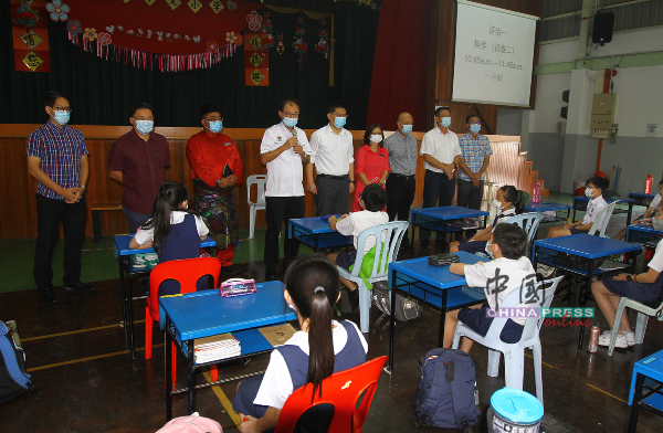 马汉顺（左4）勉励学生努力求学。