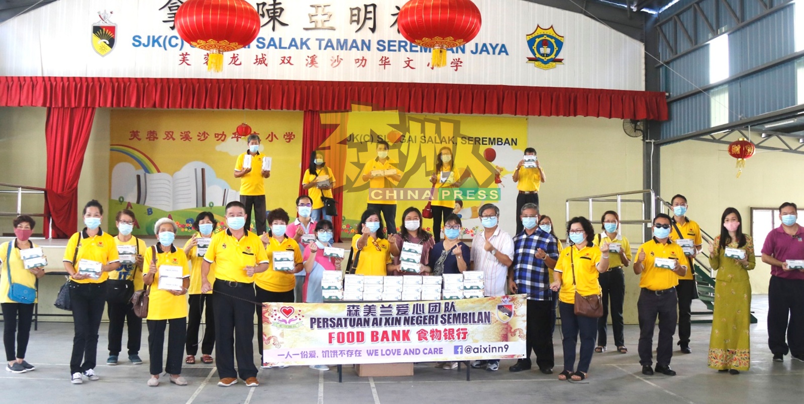 森美兰爱心团队分派口罩予芙蓉龙城双溪沙叻小学;次排左4起为刘美妘、符美云、陈素湄、何彩思、许秀兰及李培坤。