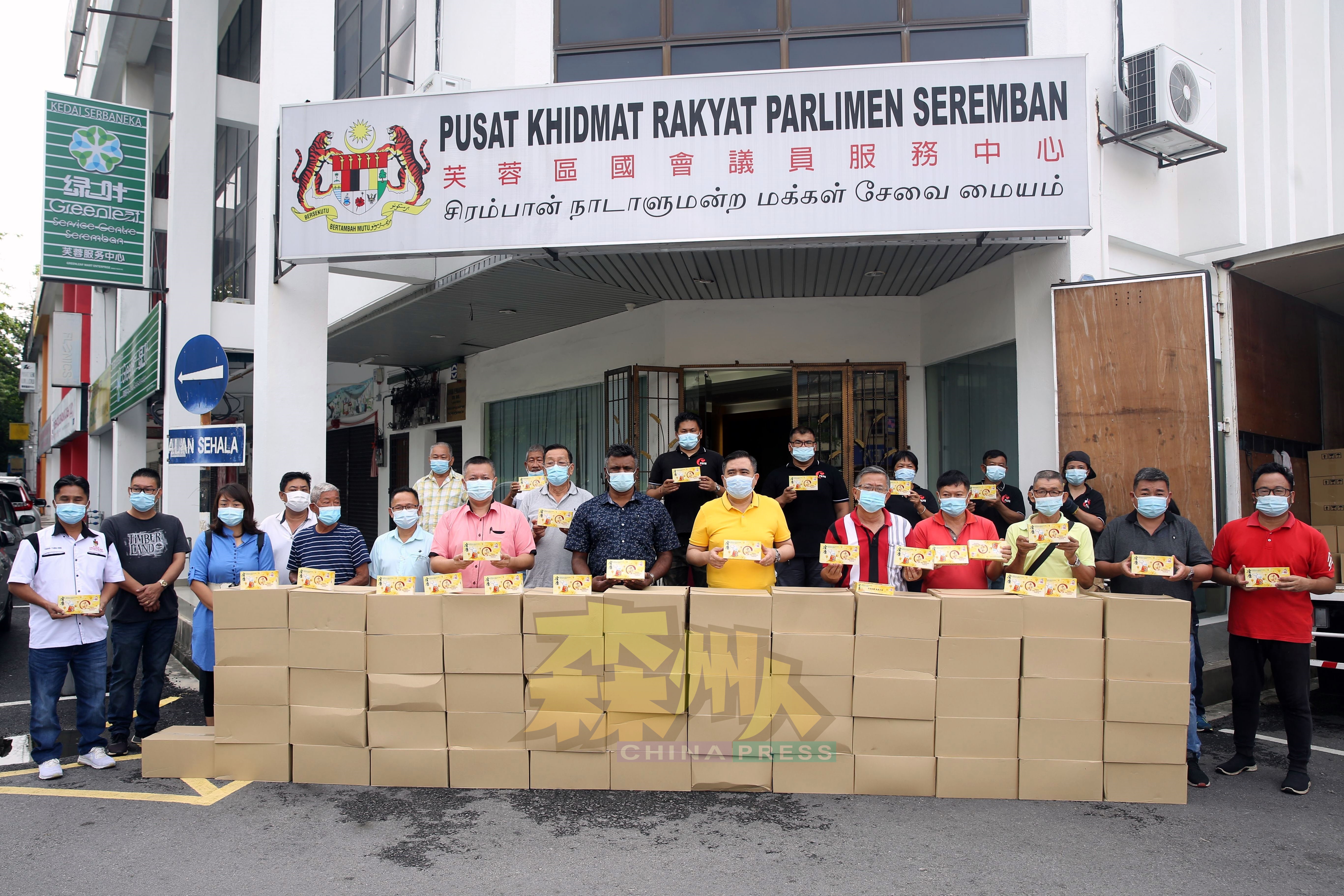 芙蓉国会议员服务中心移交月饼礼盒,予国会选区属下8个华人新村及3个州选区,前排右起吴勇汉、张洪铭、黄国强、杨景量、周世扬、陆兆福、阿鲁古马、吴金财、薛福兴、杨谭顺、朱财宏、李秀容、马光明、邓运喜。