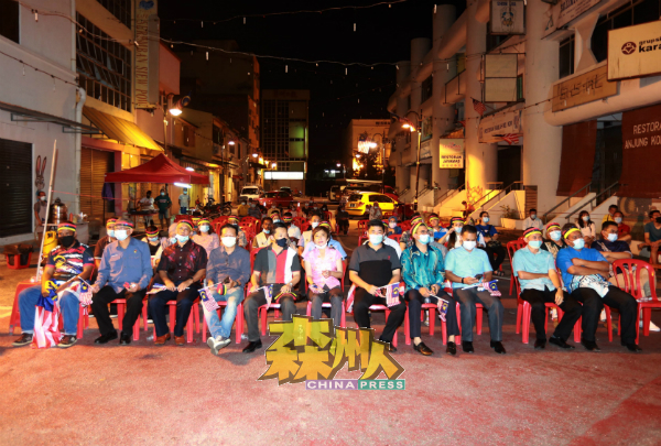 谢琪清(左5起)、陈丽群、朱建华及国民团结局官员,一起出席在芙蓉文化街主办的马来西亚日欢庆活动。