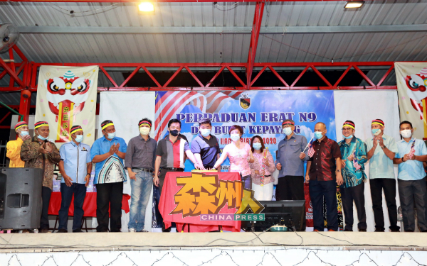 黄焯贤(左5起)、谢琪清、朱建华、陈丽群、苏丽、叶朝政与众官员一起切蛋糕,欢庆马来西亚日。