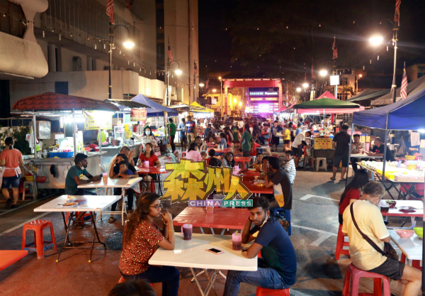 芙蓉文化街汇集了三大种族的美食,吸引各民族到来品尝美食。