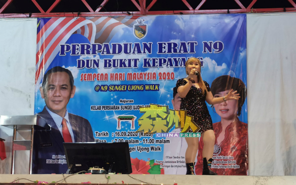 赵爱莲呈献动听的歌曲。