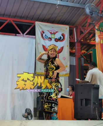 美女穿着传统服装走猫步。