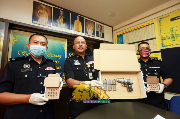 汝来警方接获民众情报,成功在武来岸新村捉拿一名非法拥有枪械的本地男子,起获一把手枪及多发子弹,左起为阿祖鲁及马祖基。