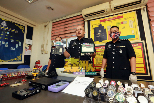 马祖基(中)展示破门行窃党在干案时使用的仪器。