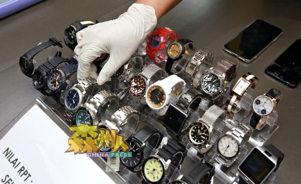 警方在取缔行动中,起获多枚不同品牌的手表。