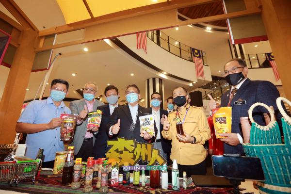 走一趟“犀鸟之乡”嘉年华会,可购买多样化砂拉越产品,并且响应购买国货;前排右起哈斯诺、莫哈末纳鲁丁、阿历山大。