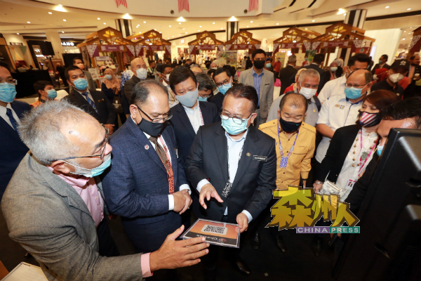 中小型业者必须与时并进,迎合时代需求提供二维码扫瞄便利,阿历山大(左3)聆听销售推位的作业汇报。