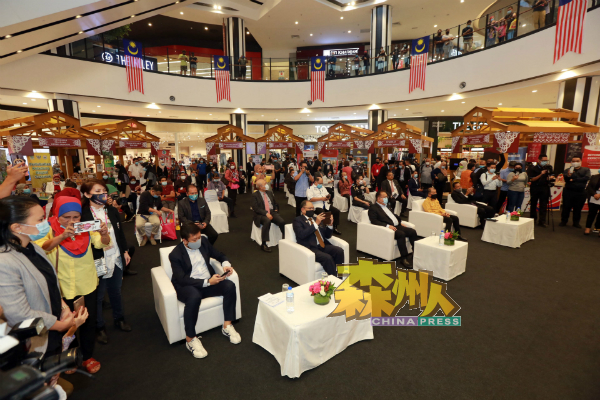 “犀鸟之乡”嘉年华会共设26个销售摊位,包括食品、手工艺品及纺制品。