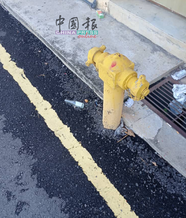 道路提升后，消防栓开关盖被埋，引起市民担忧。