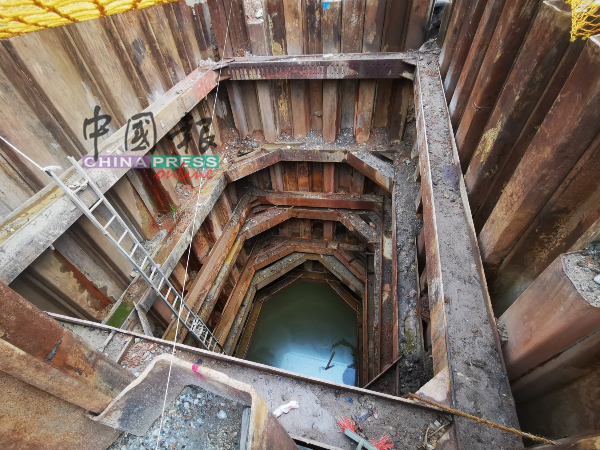 承包商挖掘逾30公尺深大洞，作为中央排污系统。