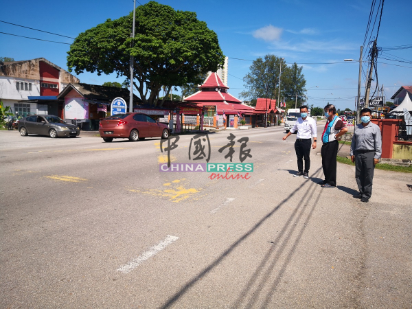 蔡求伟（左起）和戴佛淞、林千宏前往大吉里望花园前面的路段，视察交通情况。