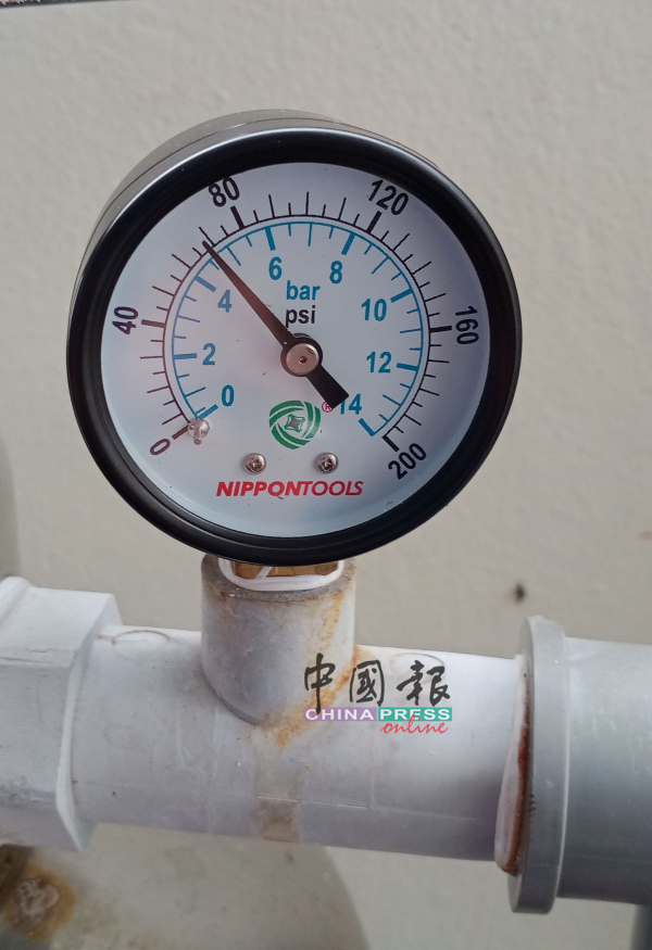 一般住家的水压是2至3（psi），袁淑芳住家的水压近5（psi）。