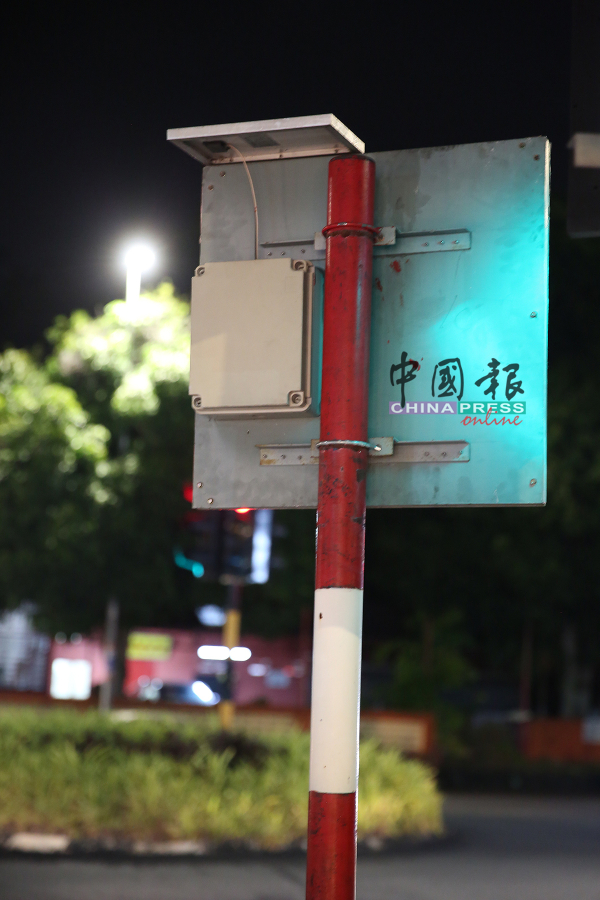 LED交通标志背后装有防水防晒的电板，以提供良好性能为大众服务。
