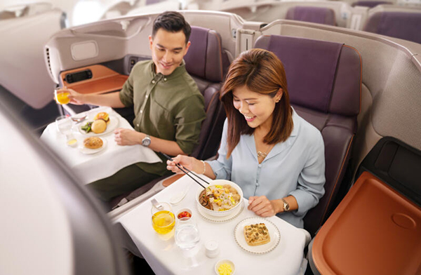 公众可在预约时选取想体验的新航A380客机座舱，并在飞机内用餐。（新航提供）