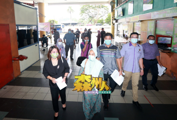 祖丽安娜(左2)率领市政局官员和市议员“杀到”芙蓉第一巴士终站发通知信,提醒拖欠租金的租户缴付租金和水电费,右2起是李汉强、庄雪和,左是薇妮苏丽。