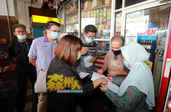 祖丽安娜(右)向租户说明欠款,左起是庄雪和、李汉强和薇妮苏丽。