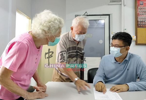 曾笳恩（右）协助一对登门求助的老夫妇，到台湾接受治疗。