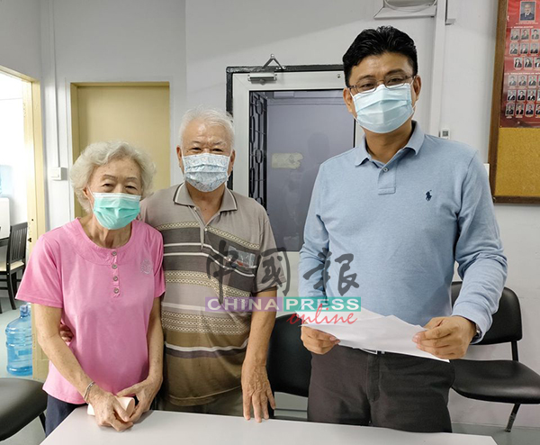 邢女士（左起）与丈夫，在曾笳恩协助下，获得出境许可，远赴台湾治疗。