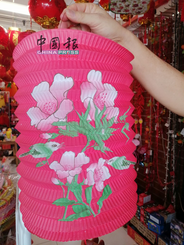 许多会馆、乡团庆祝中秋节会购买传统纸灯笼张挂，最有节庆的氛围。