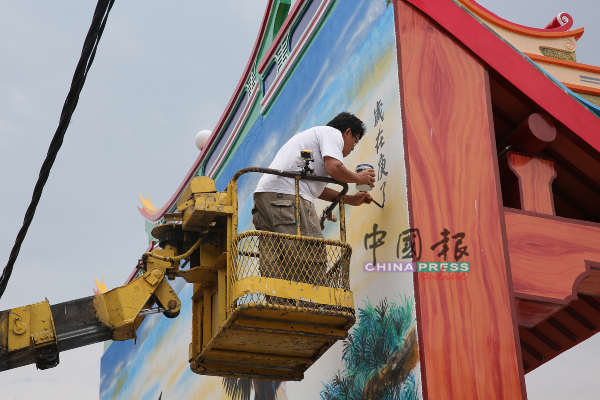 赵友福自我挑战，仅用2天时间完成壁画。