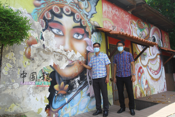陈炜建（右起）与李翰霖希望当局重新包装甲河壁画。