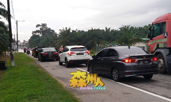 家长载孩子上学及上班族皆受路面淹水影响。