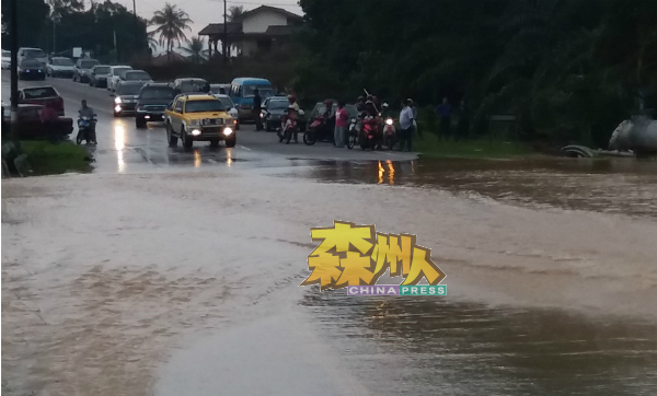 水位近2尺高,车主纷纷停在马路旁静观其变。