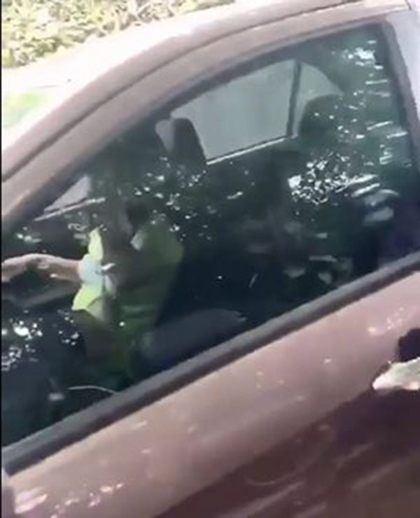 2名司机误闯摩哆专属车道后，遭在场摩哆骑士大骂并摄下视频。
