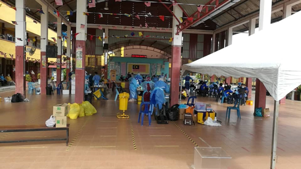 槟卫生局人员在威北柏马当章谷斯学校“搭棚开验”，为该校师生进行冠病检测。
